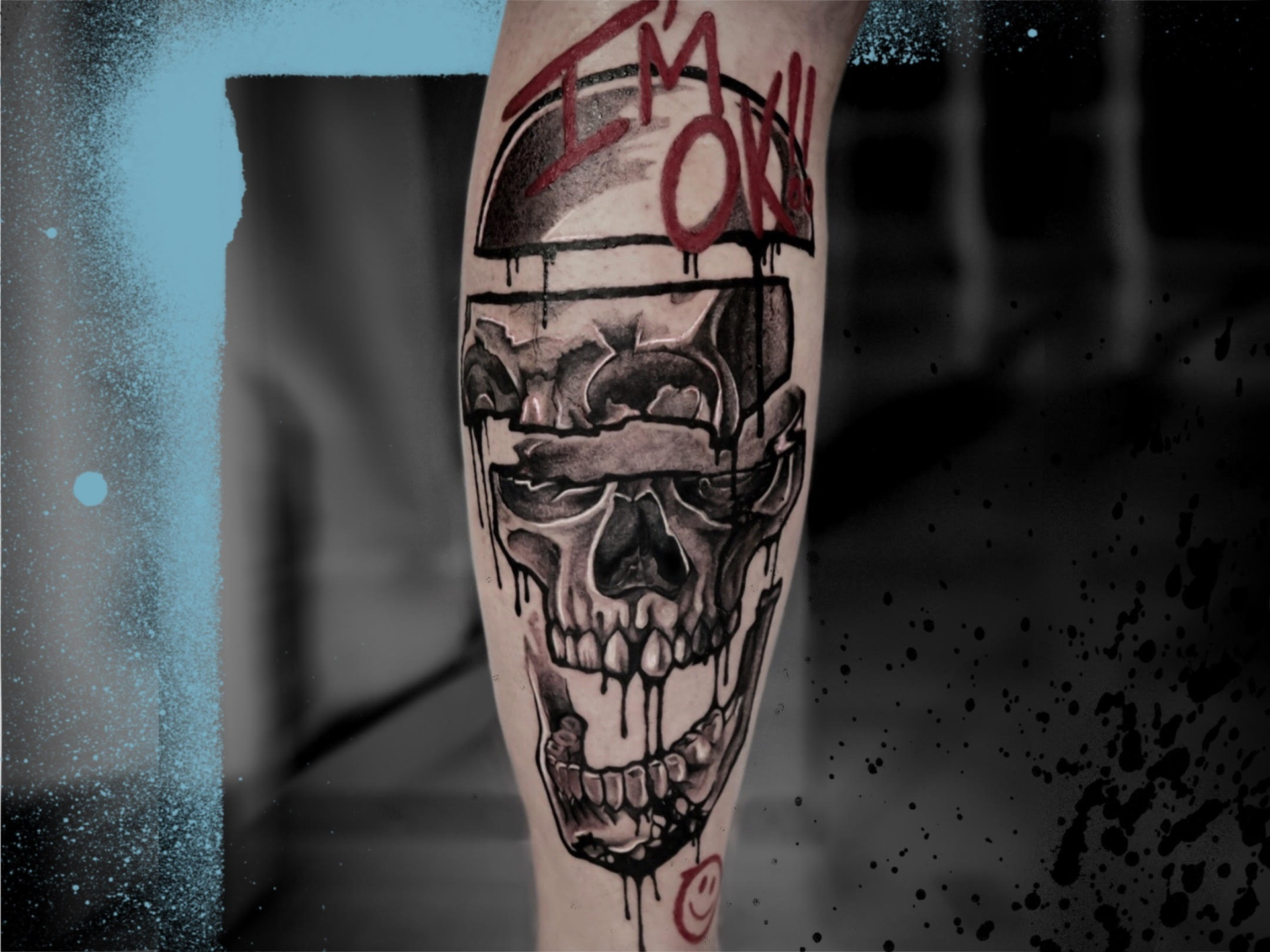 Tatuaż czaszka z kolorowymi napisami