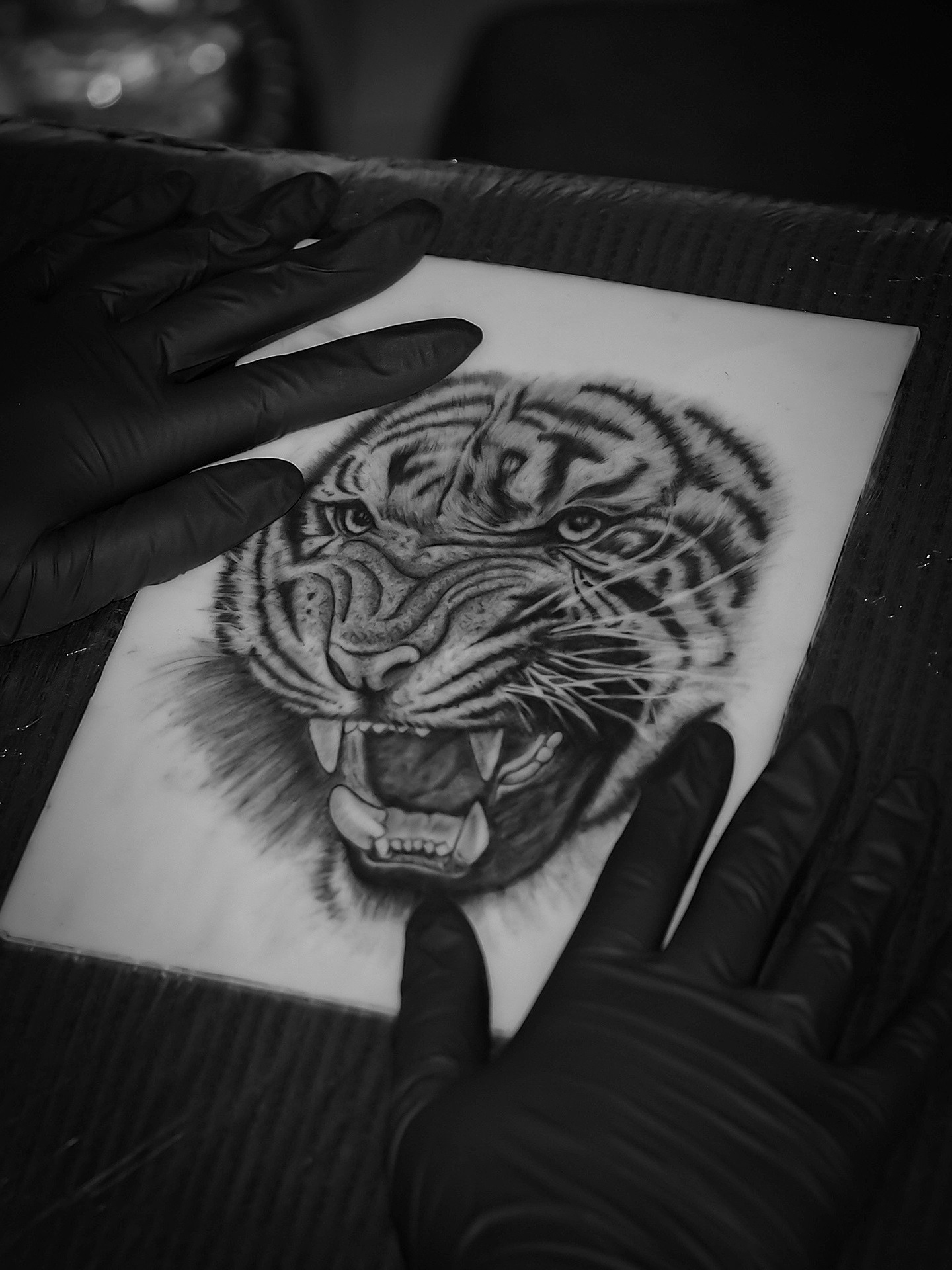 Tatuaż realistyczny tygrys na skórce syntetycznej