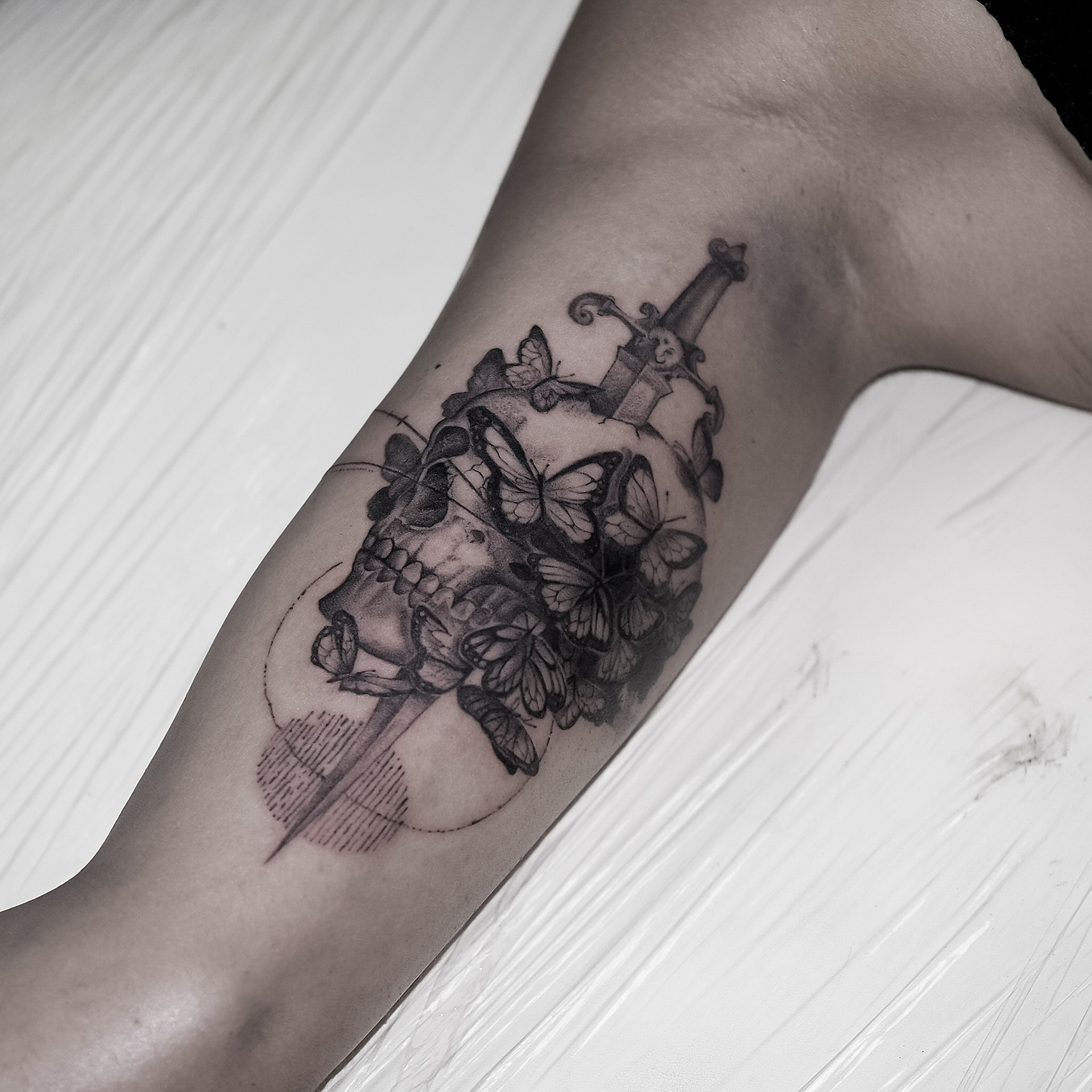 Tatuaż mikrorealistyczny portret Coco Chanel