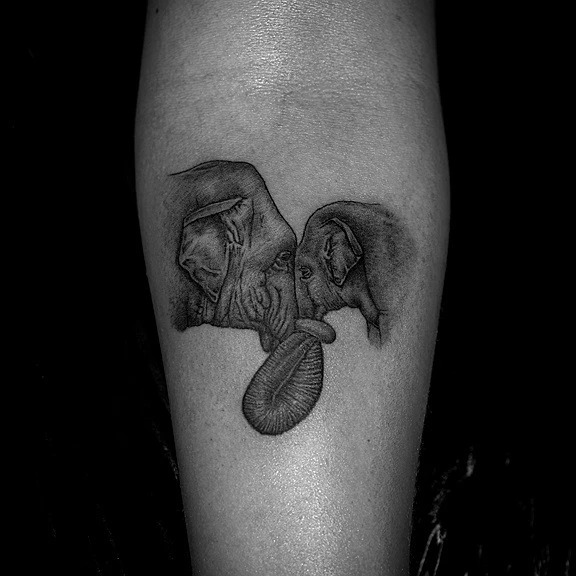 tatuaż dwóch słoni skrzyżowanych trąbami