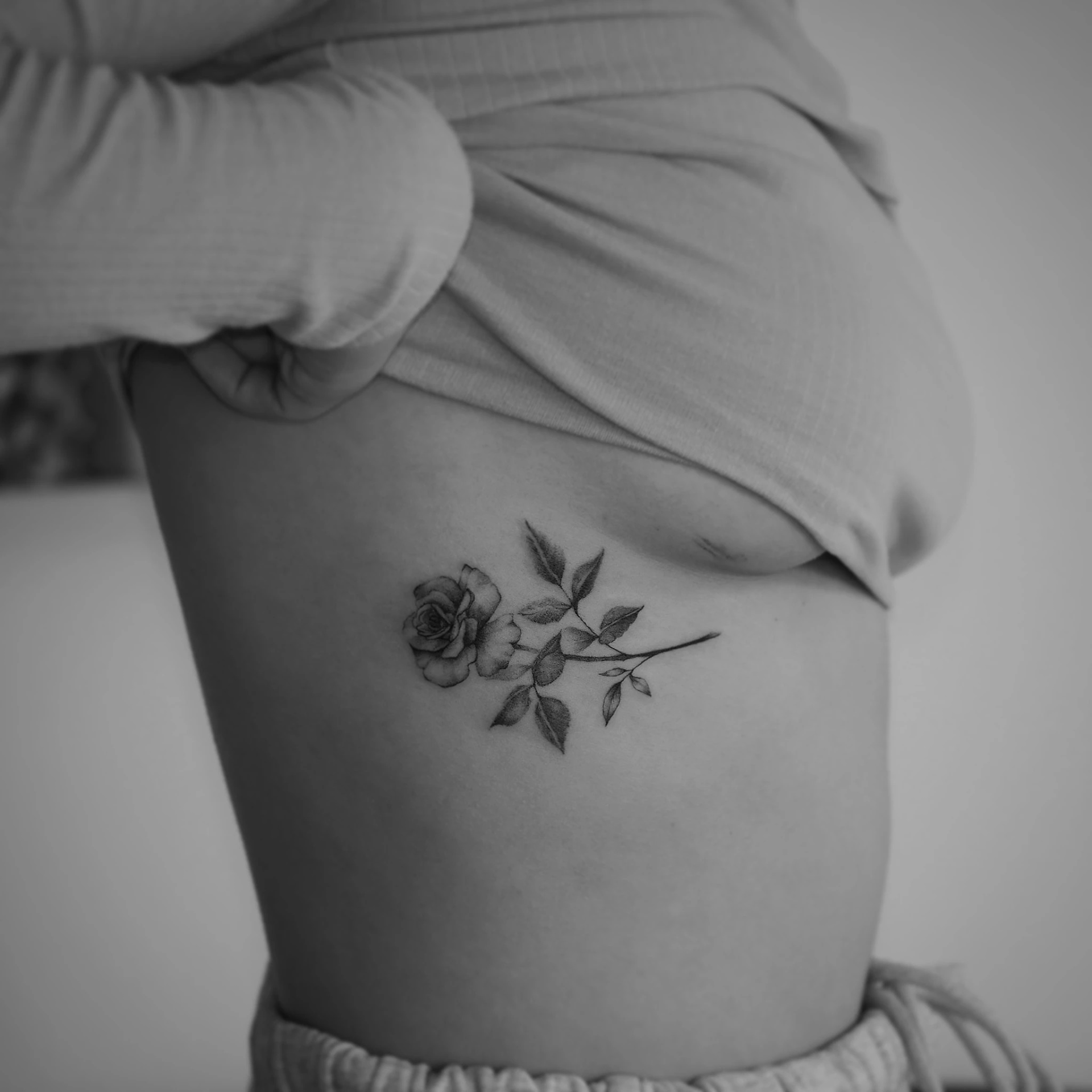 tatuaż kwiat na żebrach kobiecy