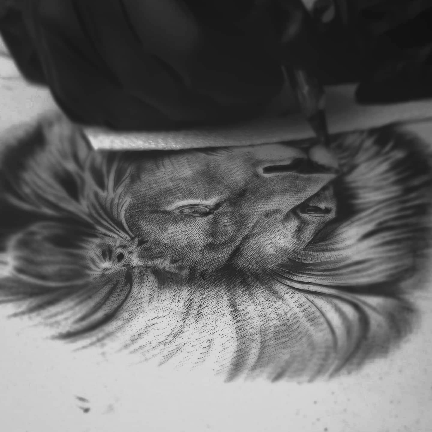 Tatuowanie na skórze syntetycznej, motyw lwa