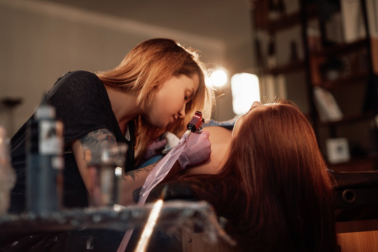 kursantka robi kurs tataużu; tatuaż na bliźnie