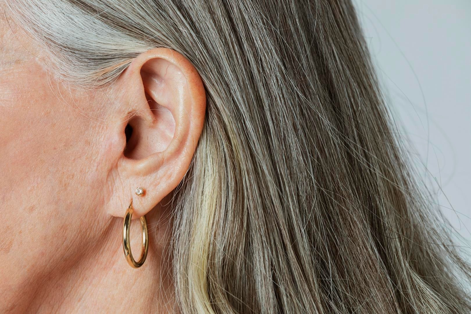 zbliżenie na piercing w uchu kobiety