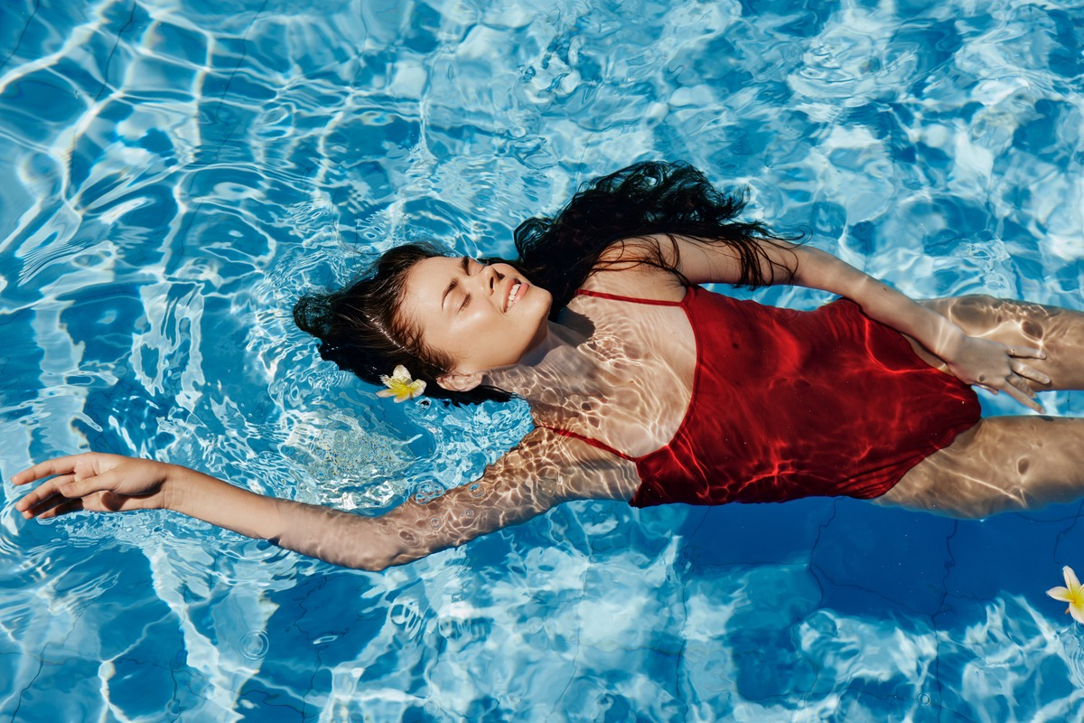 Tatuaż a basen – dlaczego to ryzykowne połączenie?