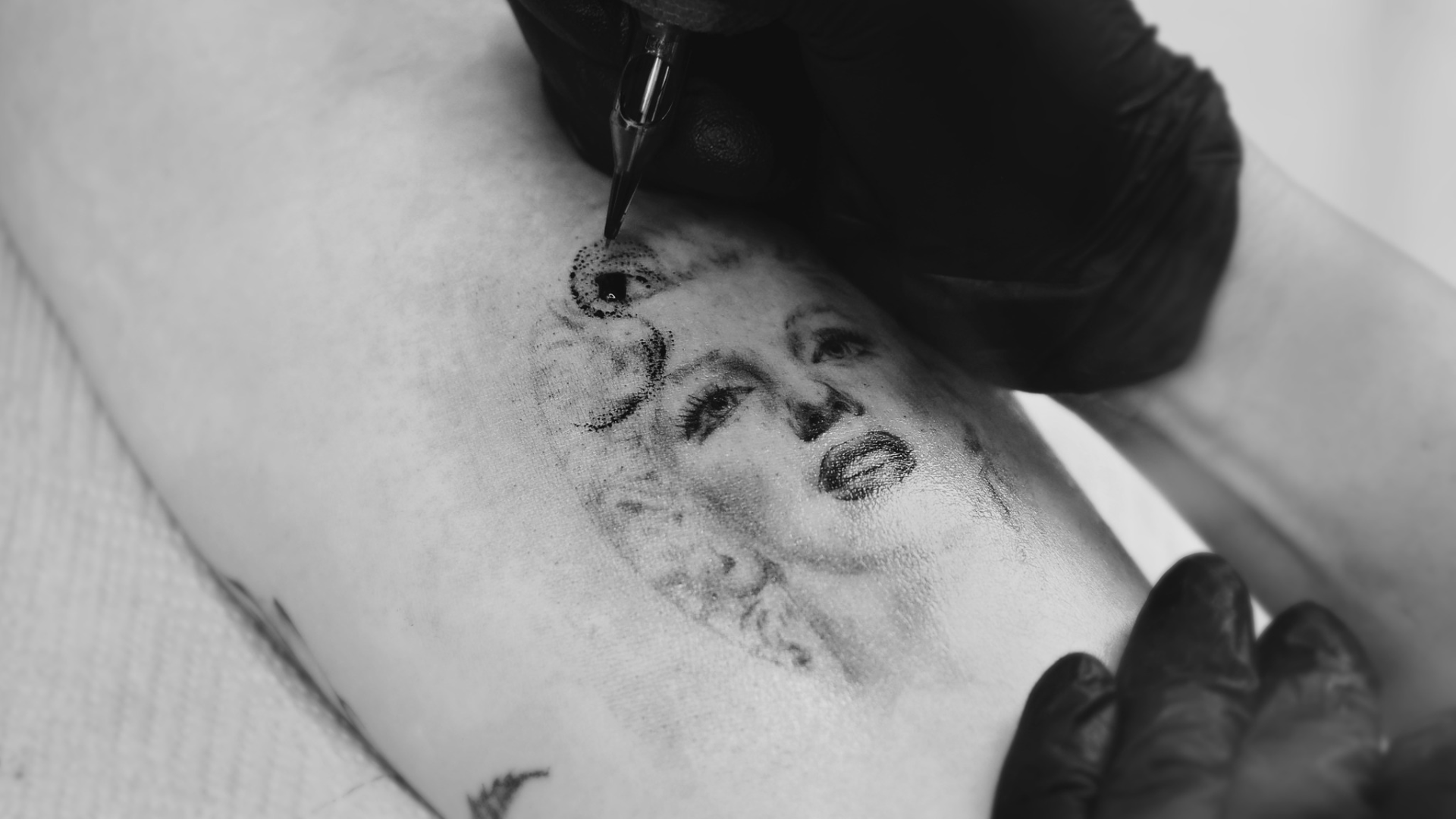 Tatuaż mikrorealistyczny Marilyn Monroe