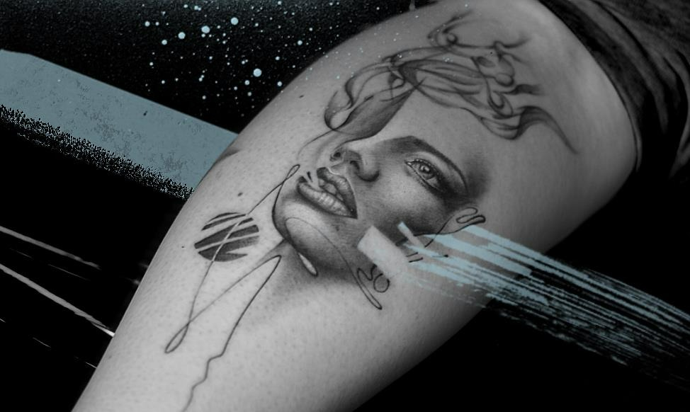 Tatuaż przedstawiający twarz kobiety, z ust wylatuje dym.