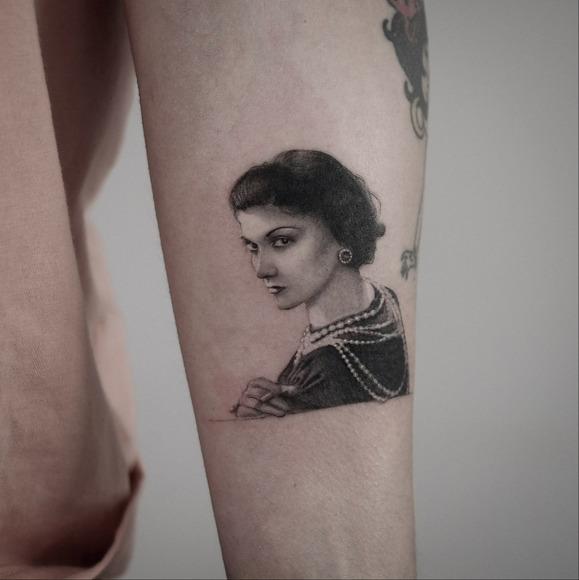 Tatuaż mikrorealistyczny portret Coco Chanel