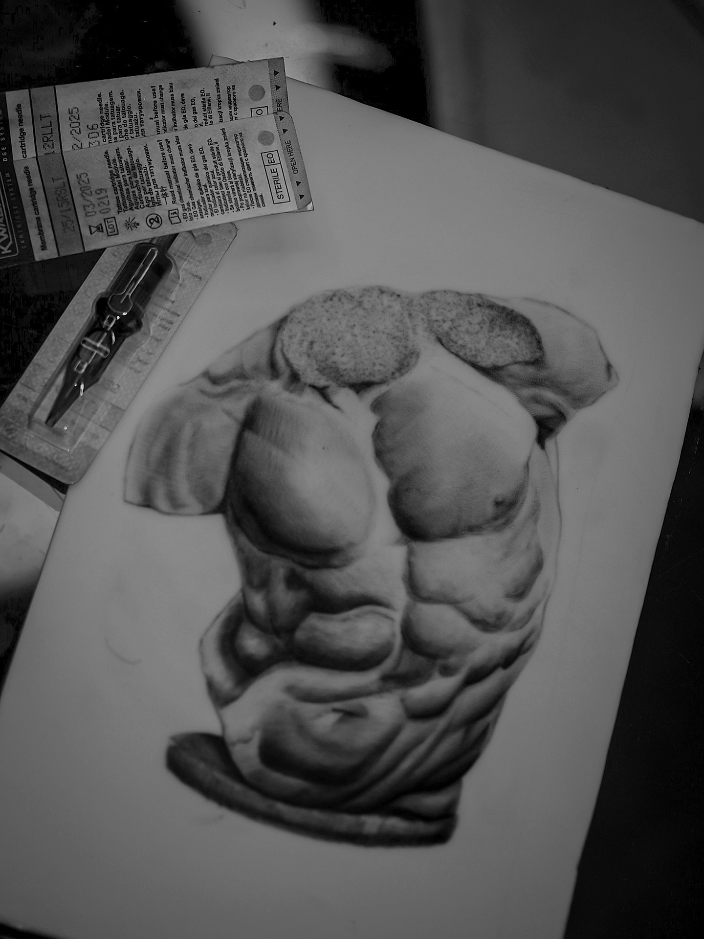 Tatuaż realistyczny rzeźba przedstawiająca męski brzuch i tors