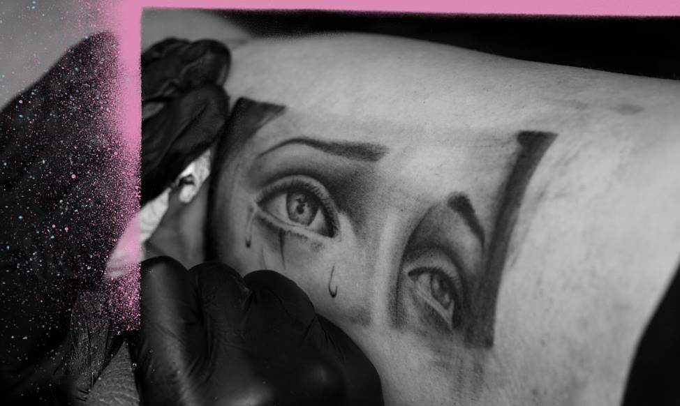 Tatuaż realistyczny przedstawiający kobiece oczy i łzy