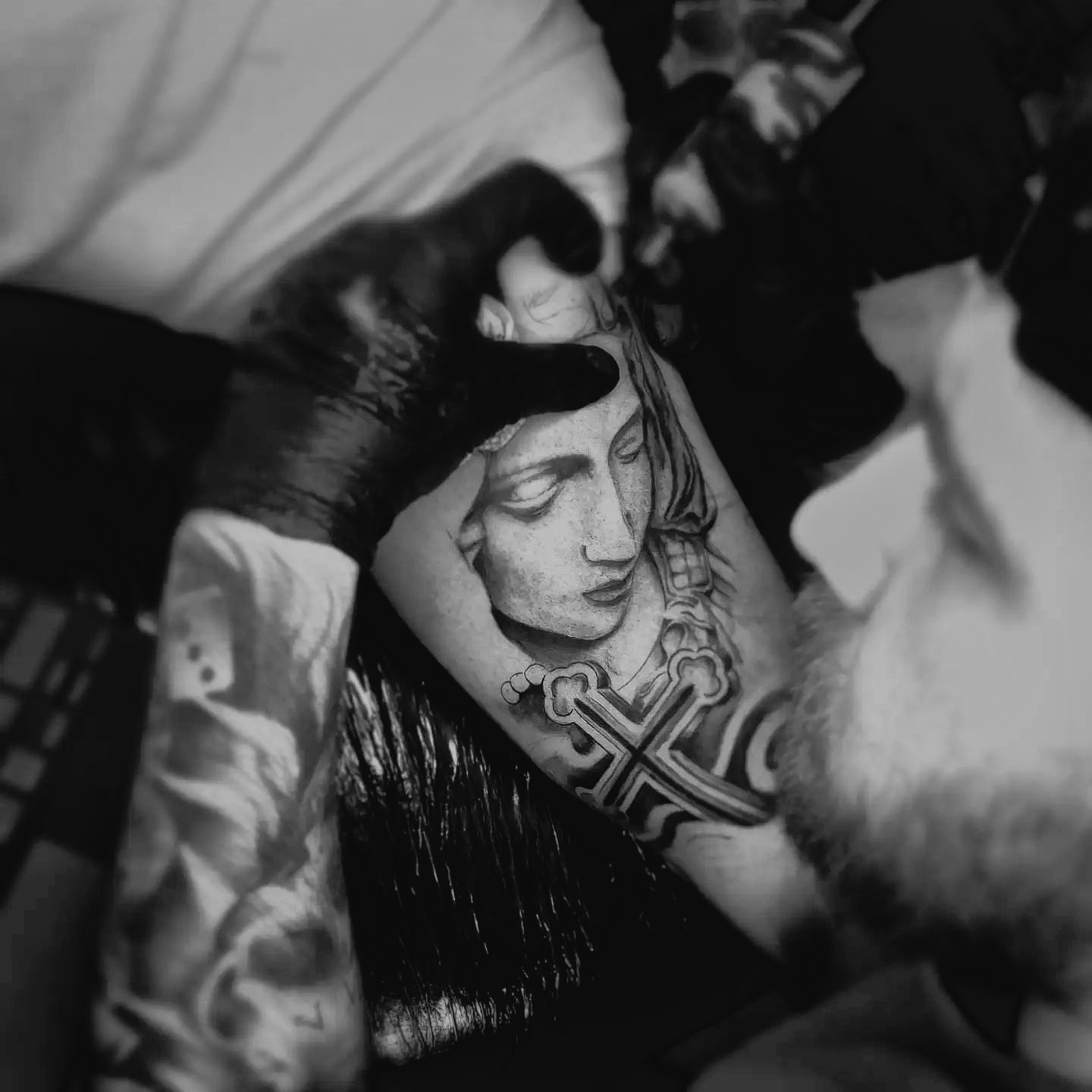 Kursant wykonujący tatuaż