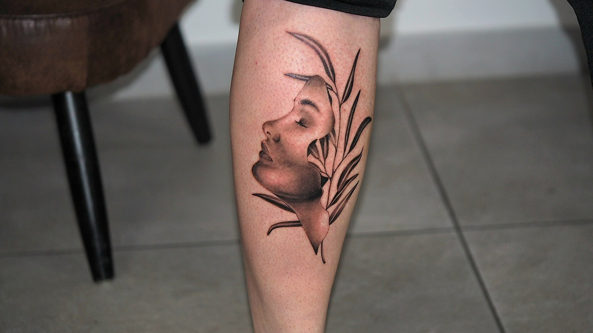 Tatuaż realistyczny portret kobiety