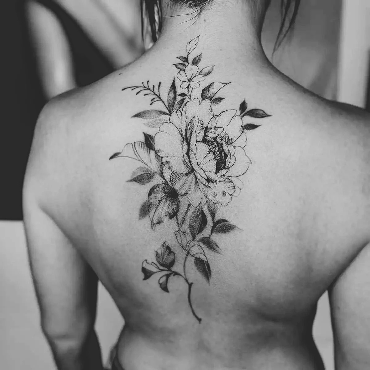 kwiat tatuaż na plecach damski