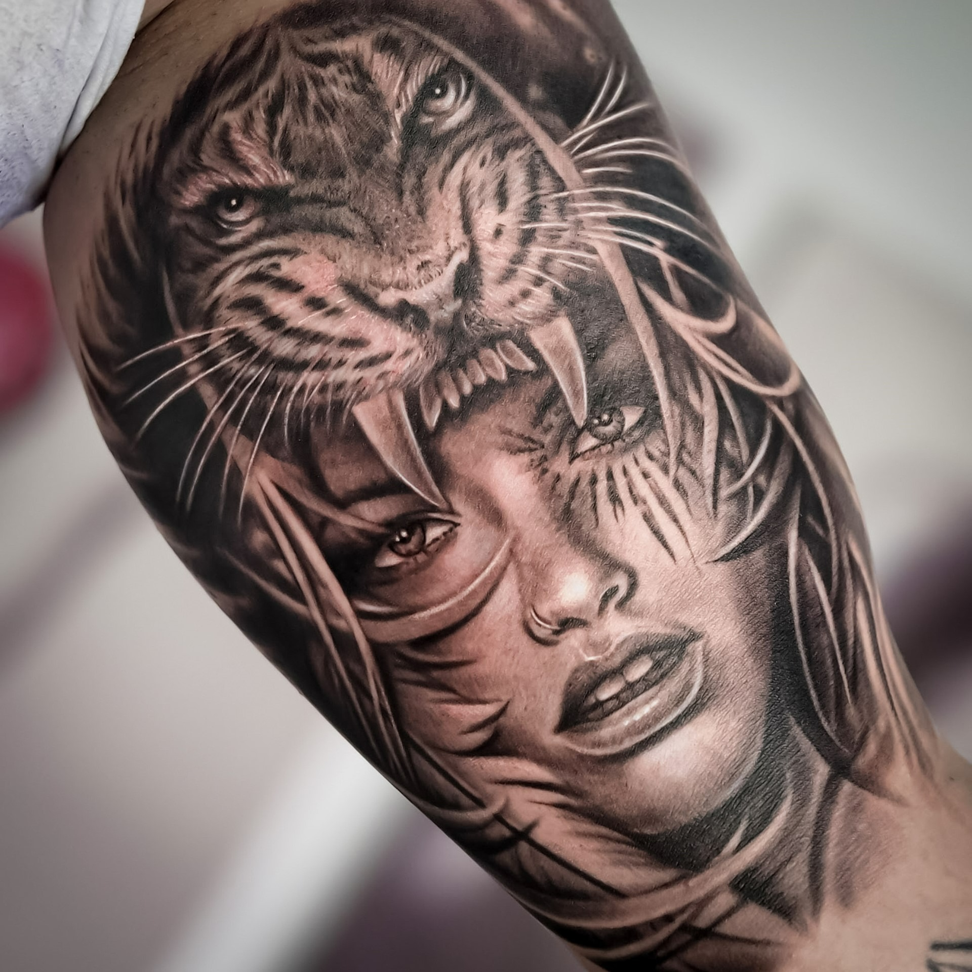 Tatuaż realistyczny kobieta i tygrys