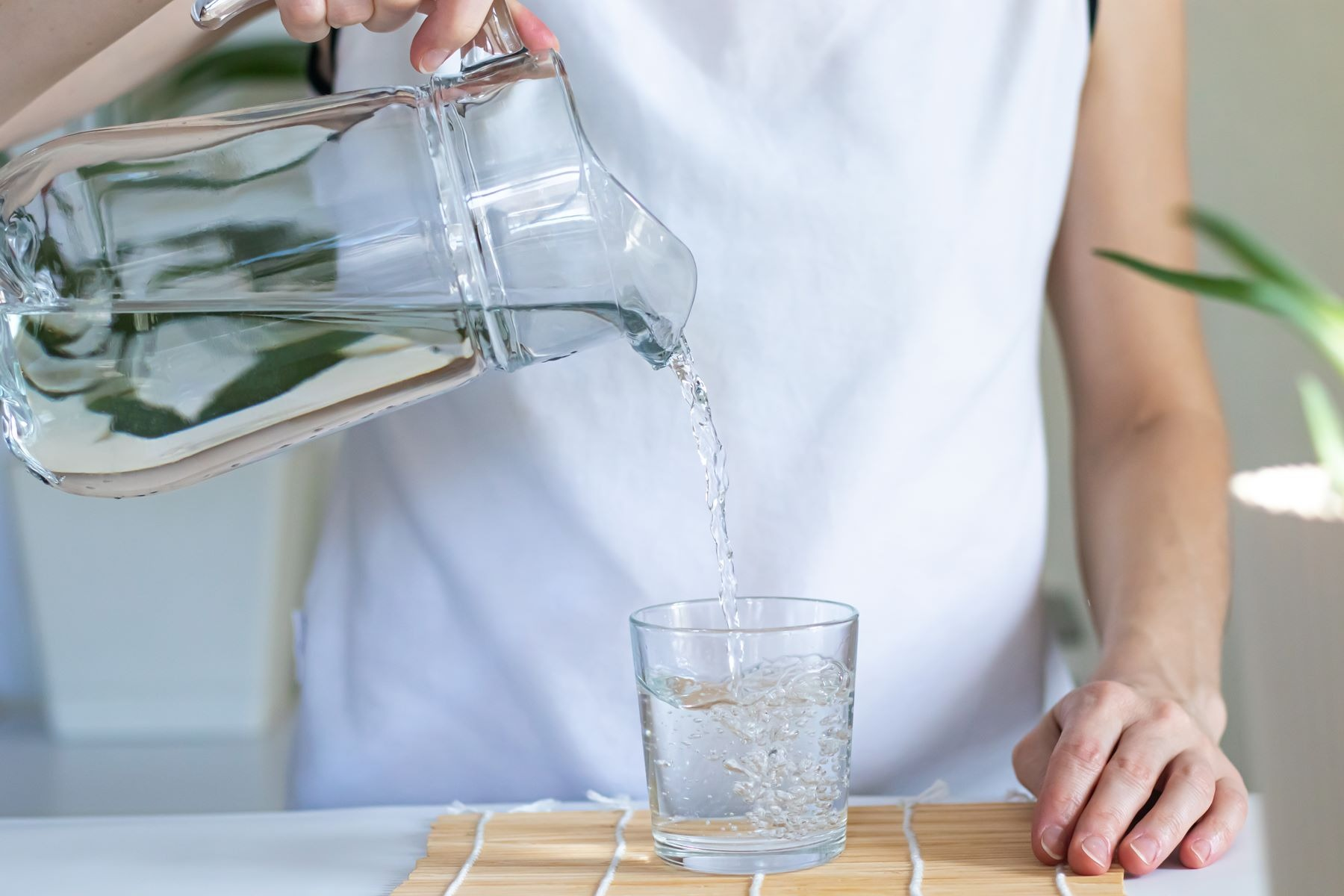 kobieta nalewa wodę do szklanki