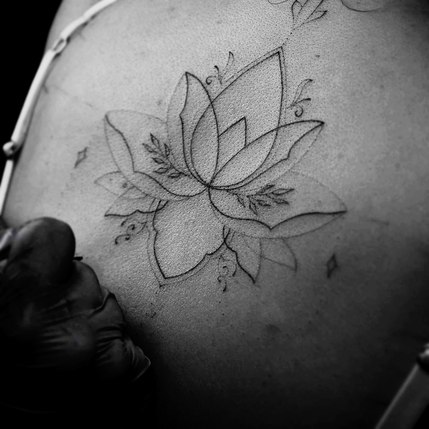tatuaż na plecach - delikatna mandala