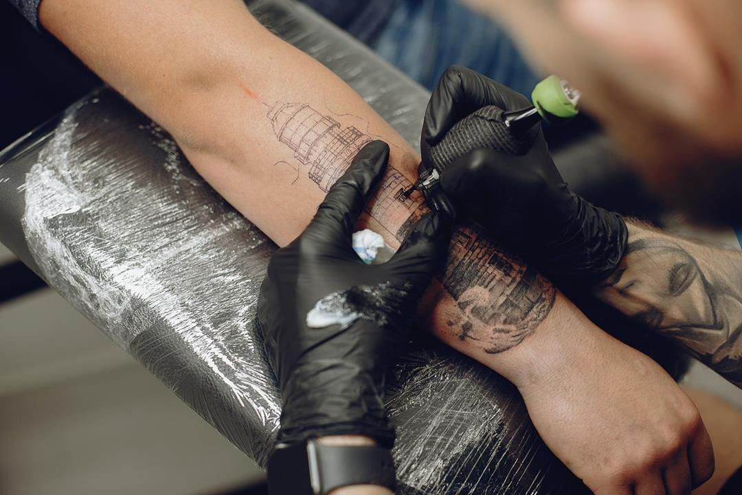 tatuowanie przedramienia przez tatuatora