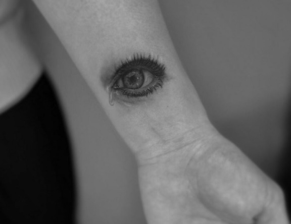Tatuaż oka w stylu mikrorealistycznym