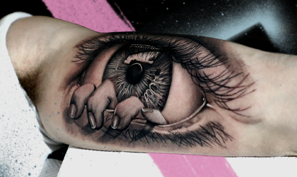 Tatuaż realistyczny palce wychodzące z oka