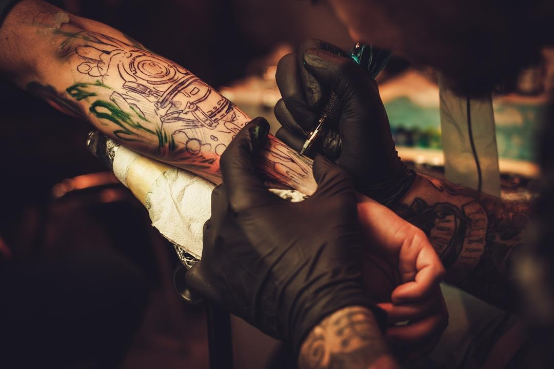 mężczyzna wykonuje tatuaż wygenerowany przez AI