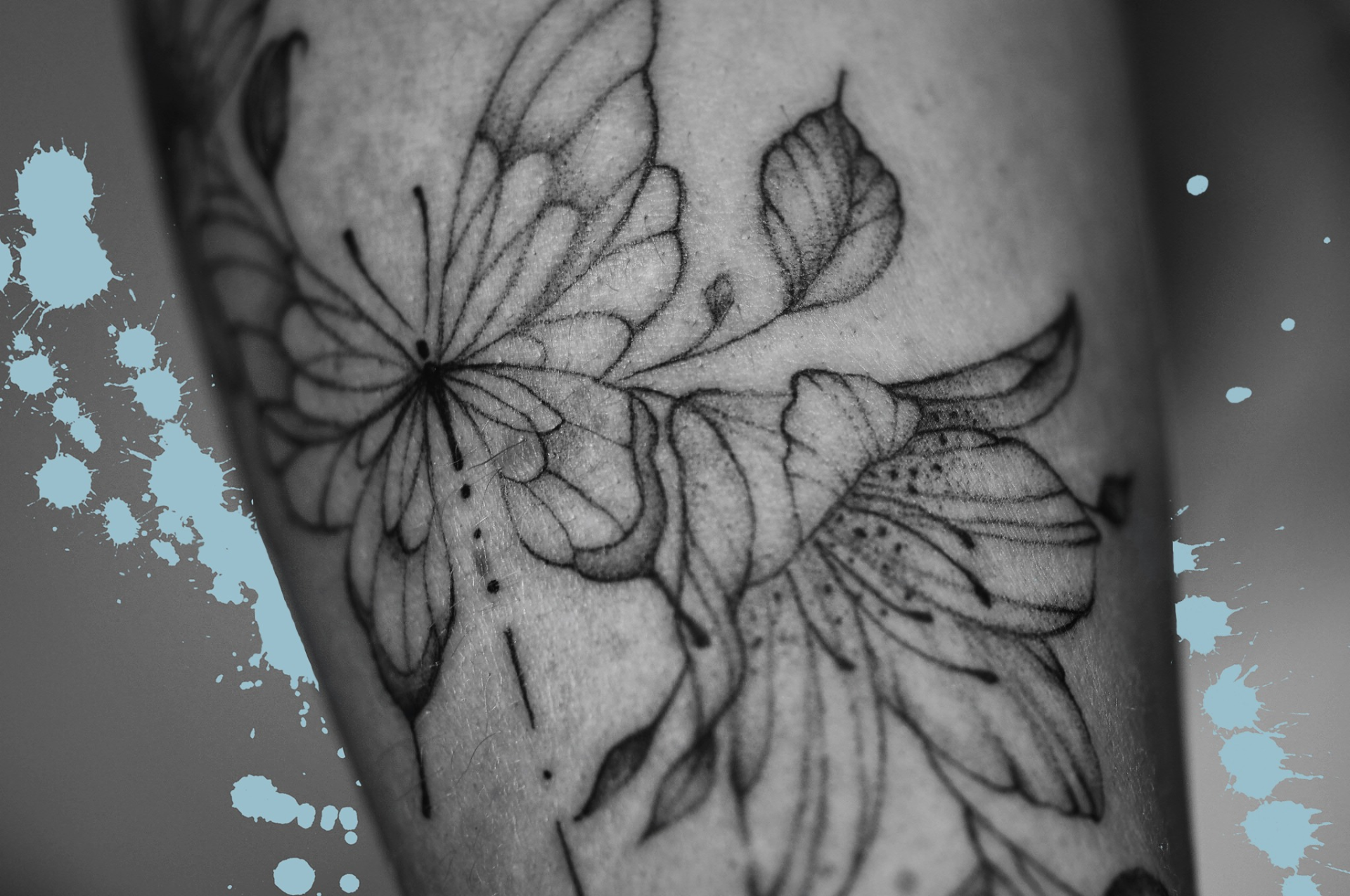 tatuaż w motywie roślinnym z motylem