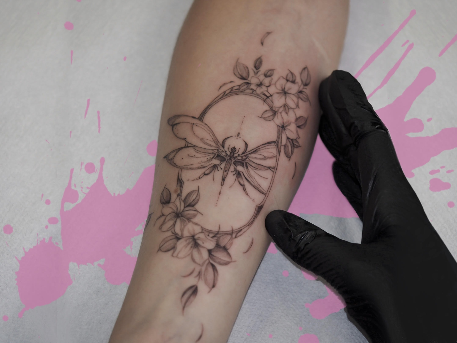 tatuaż napis i kwiat na przedramieniu