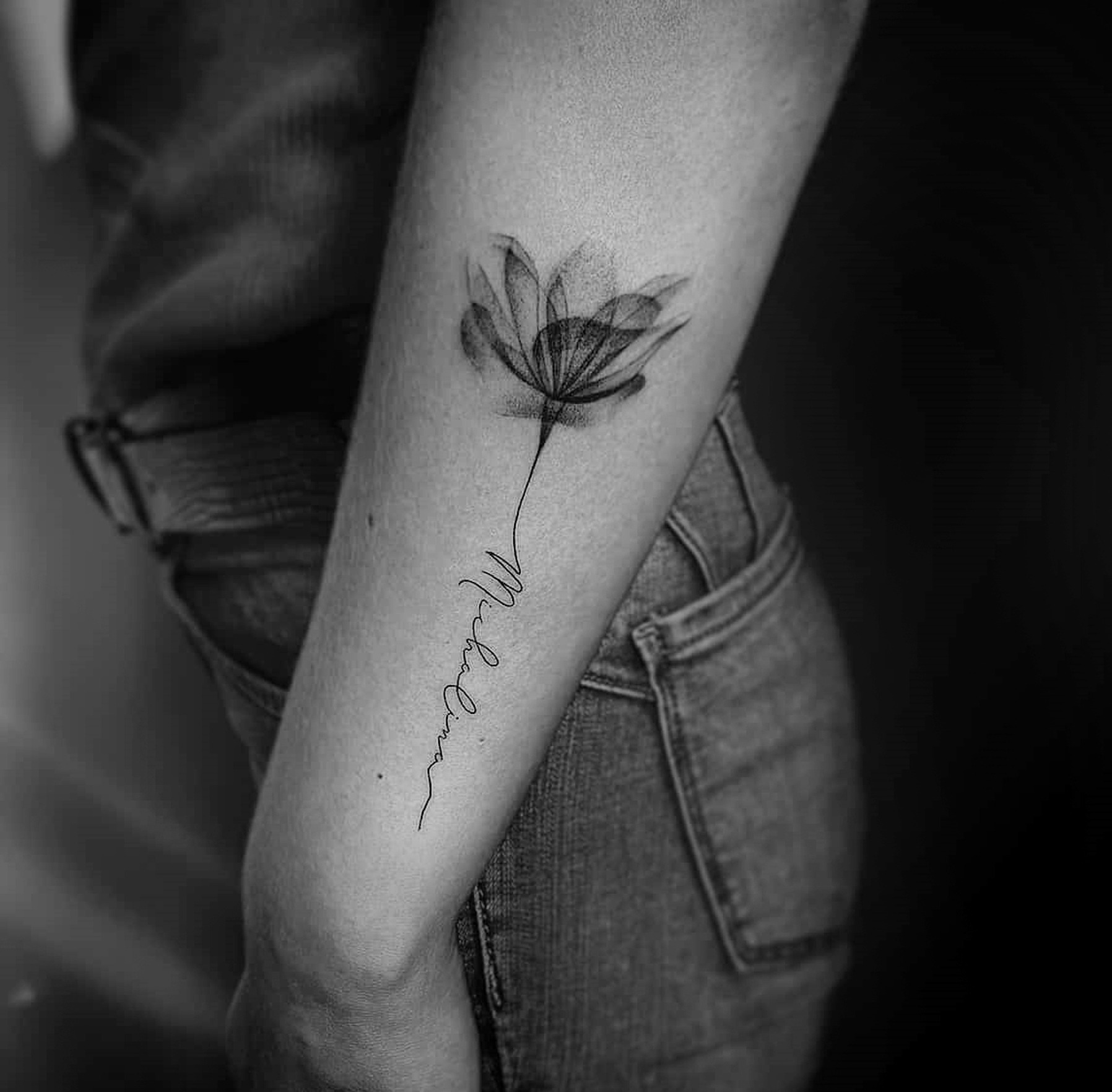 tatuaż kobiecy - napis przechodzący w kwiat