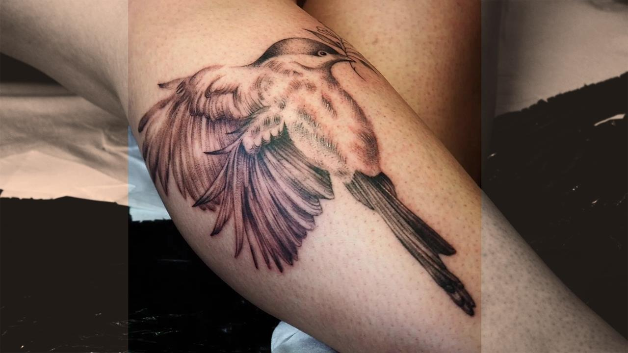 koliber wytatuowany przez profesjonalnego tatuatora na kursie tatuażu