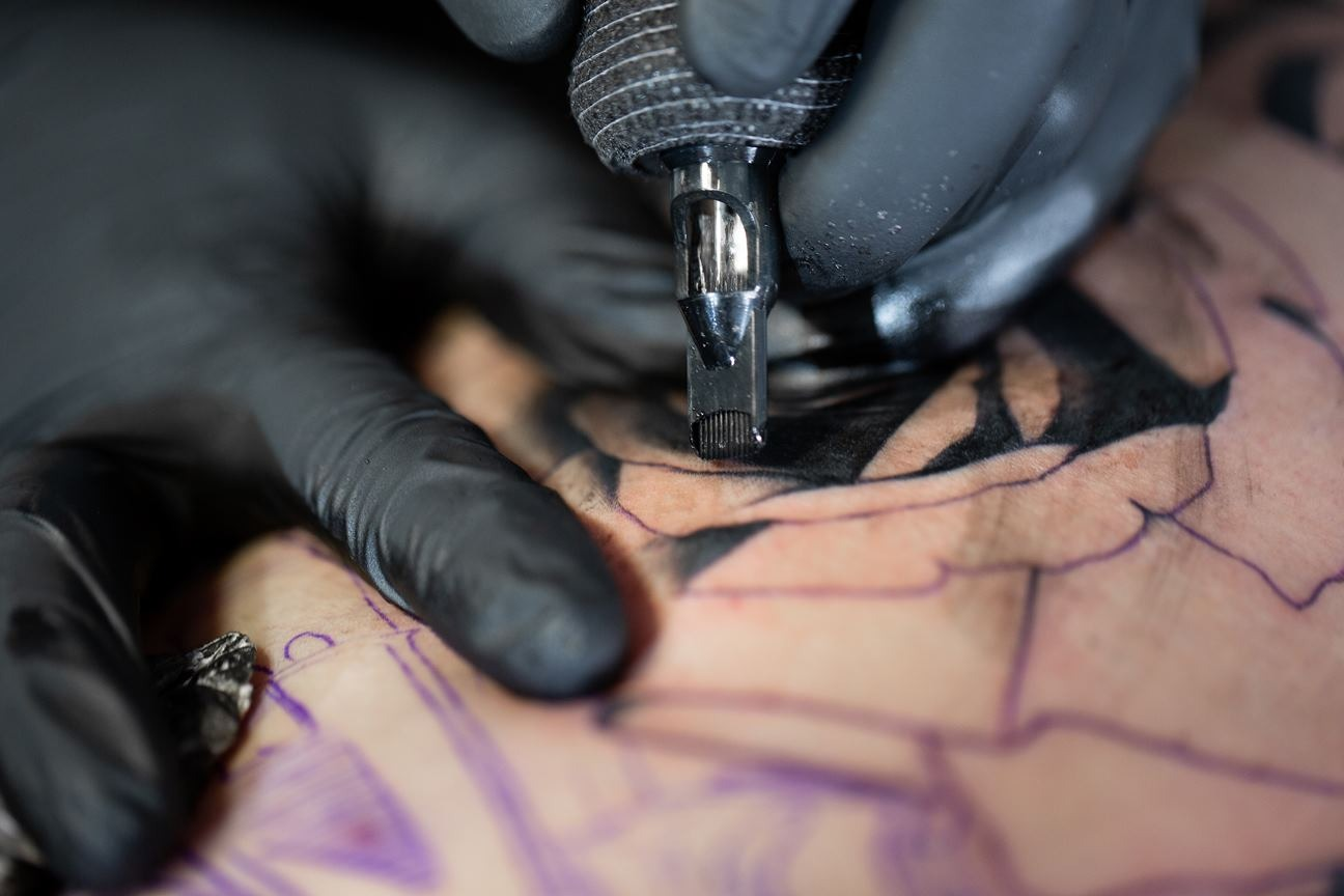 tatuażysta robi tatuaż na biźnie - kurs tatuażu