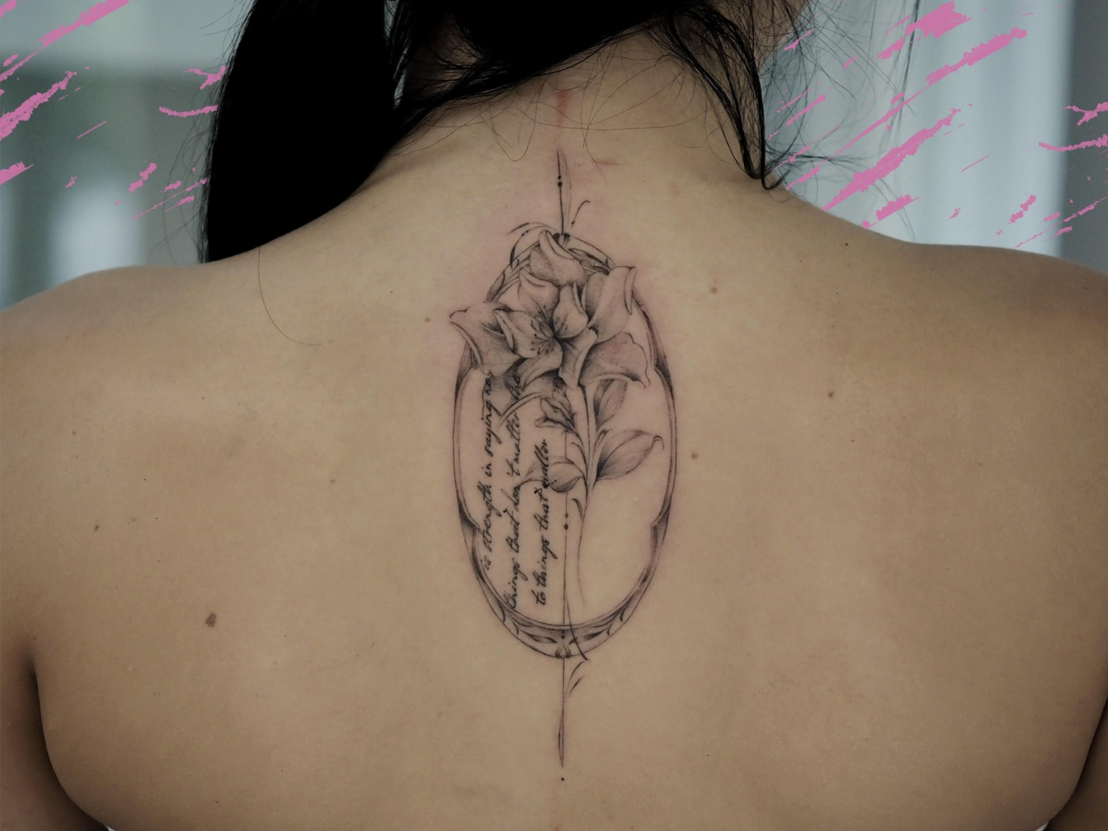 delikatny tatuaż z kwiatem i motylem